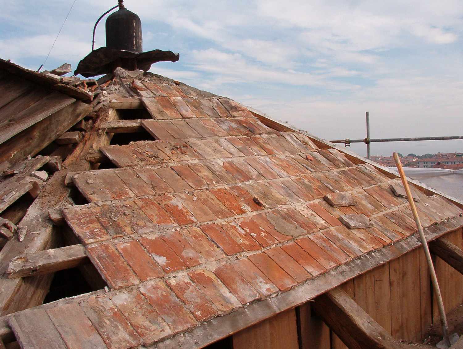 Rifacimento manto copertura di un campanile con tavelle in cotto a Venezia