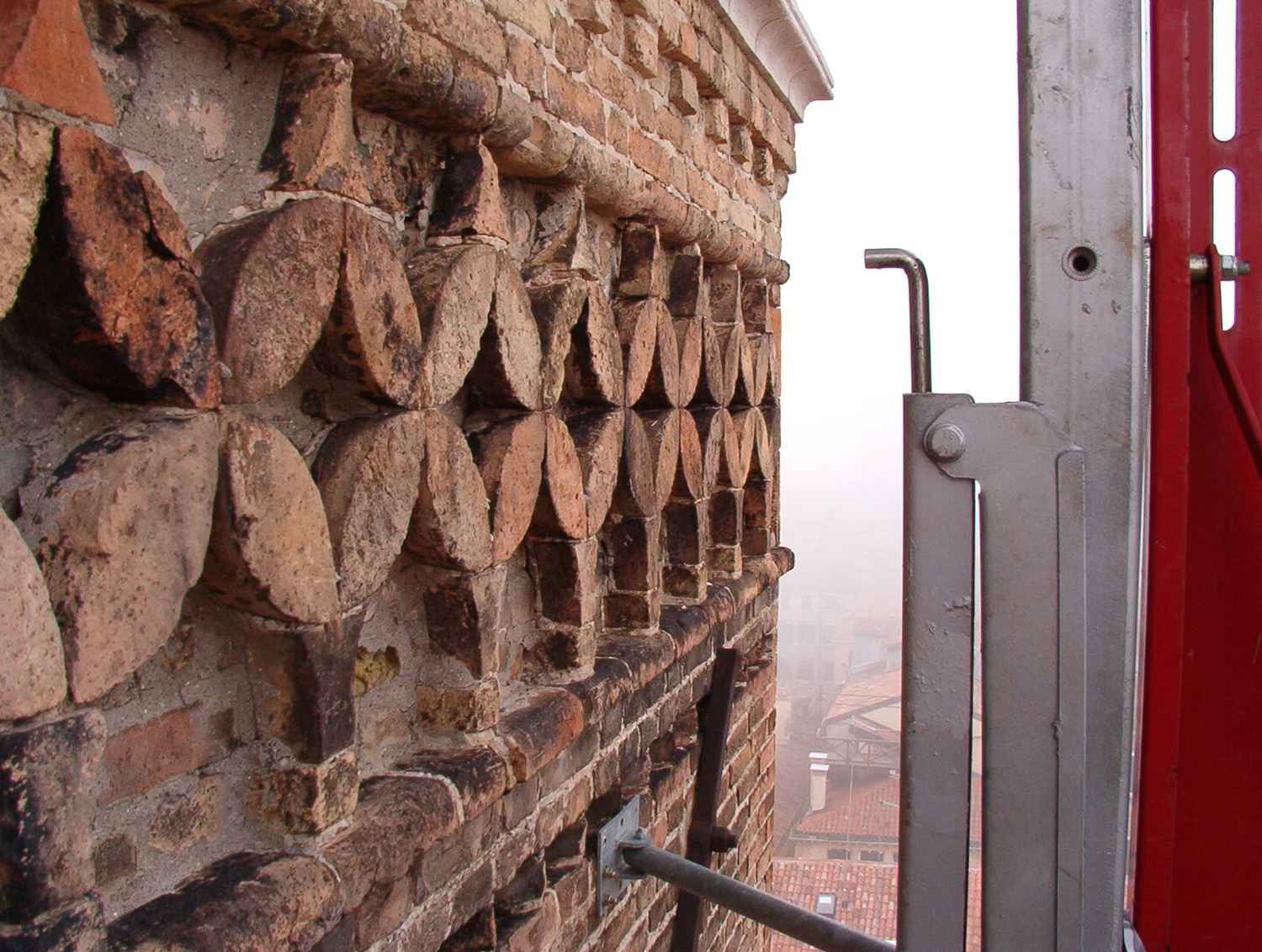 Decorazione in mattone di un campanile a Venezia