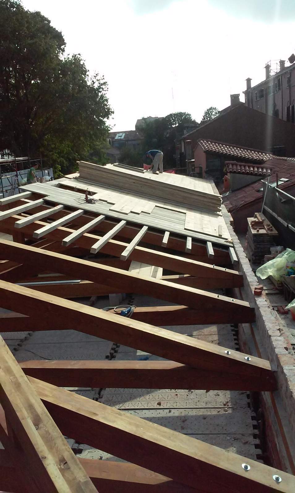 Tetto in legno di pino con orditura secondaria e tavolato a Venezia 