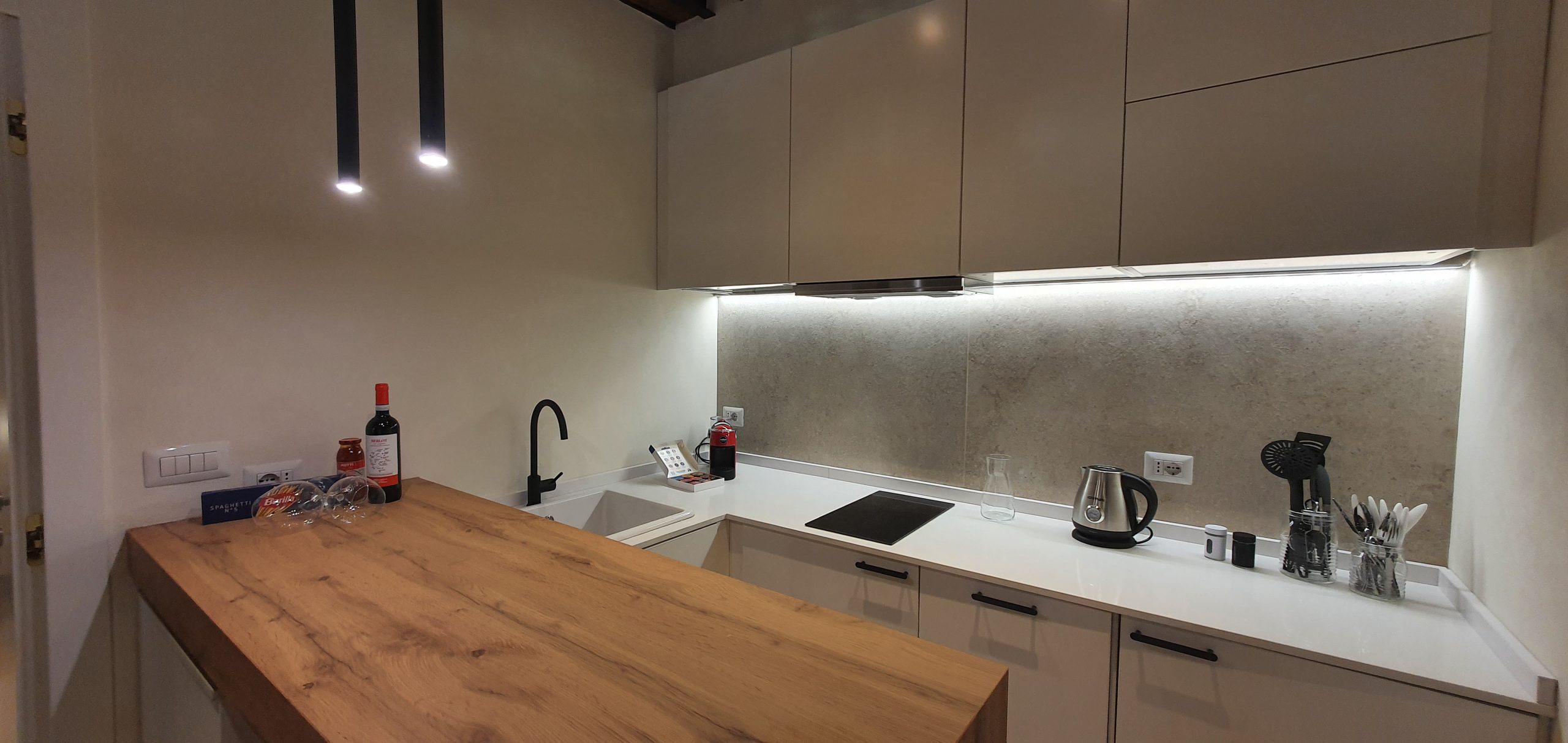 Zona cucina e soggiorno con travi di legno a vista a Venezia