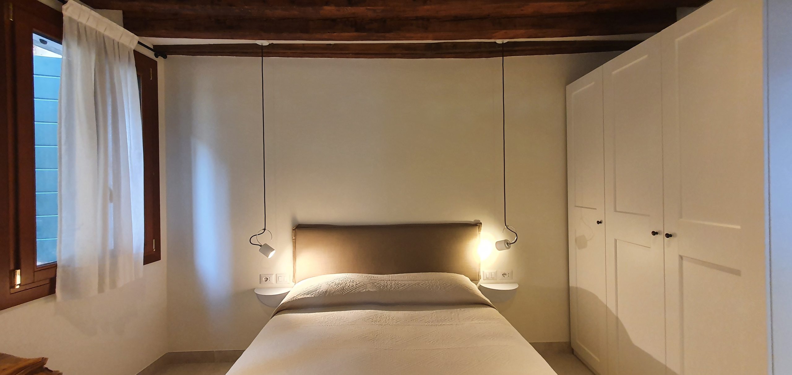 Camera da letto matrimoniale con travi di legno a vista a Venezia