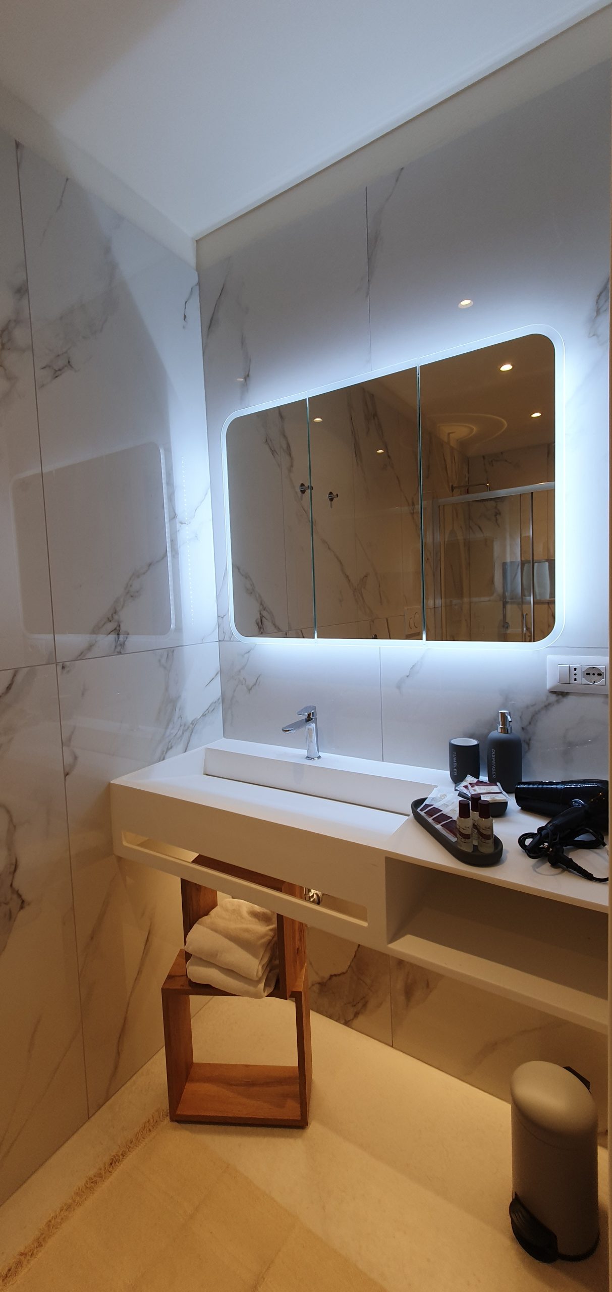 Bagno appartamento con piastrelle effetto marmo a Venezia