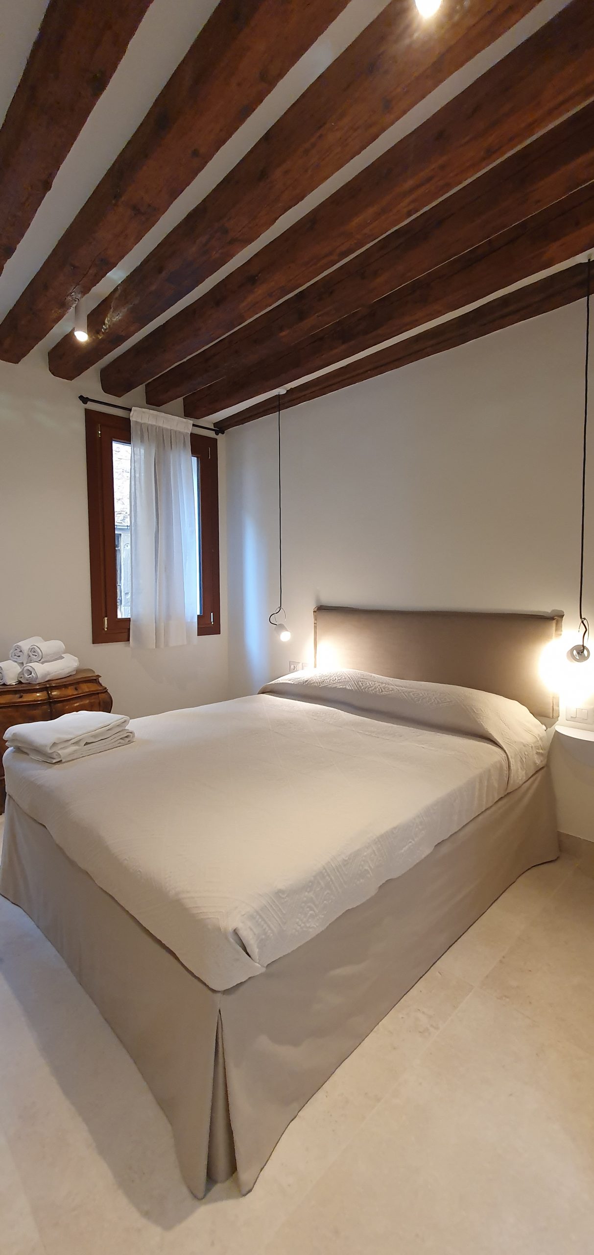 Camera da letto matrimoniale con travi di legno a vista a Venezia