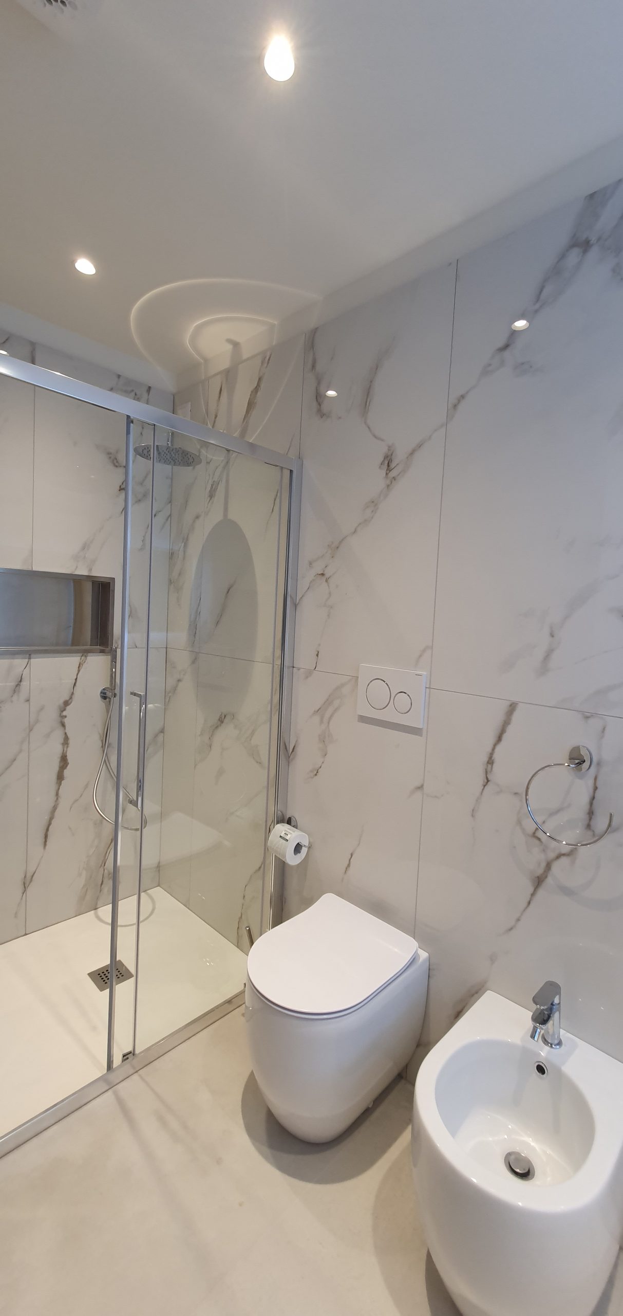 Bagno appartamento con piastrelle effetto marmo a Venezia