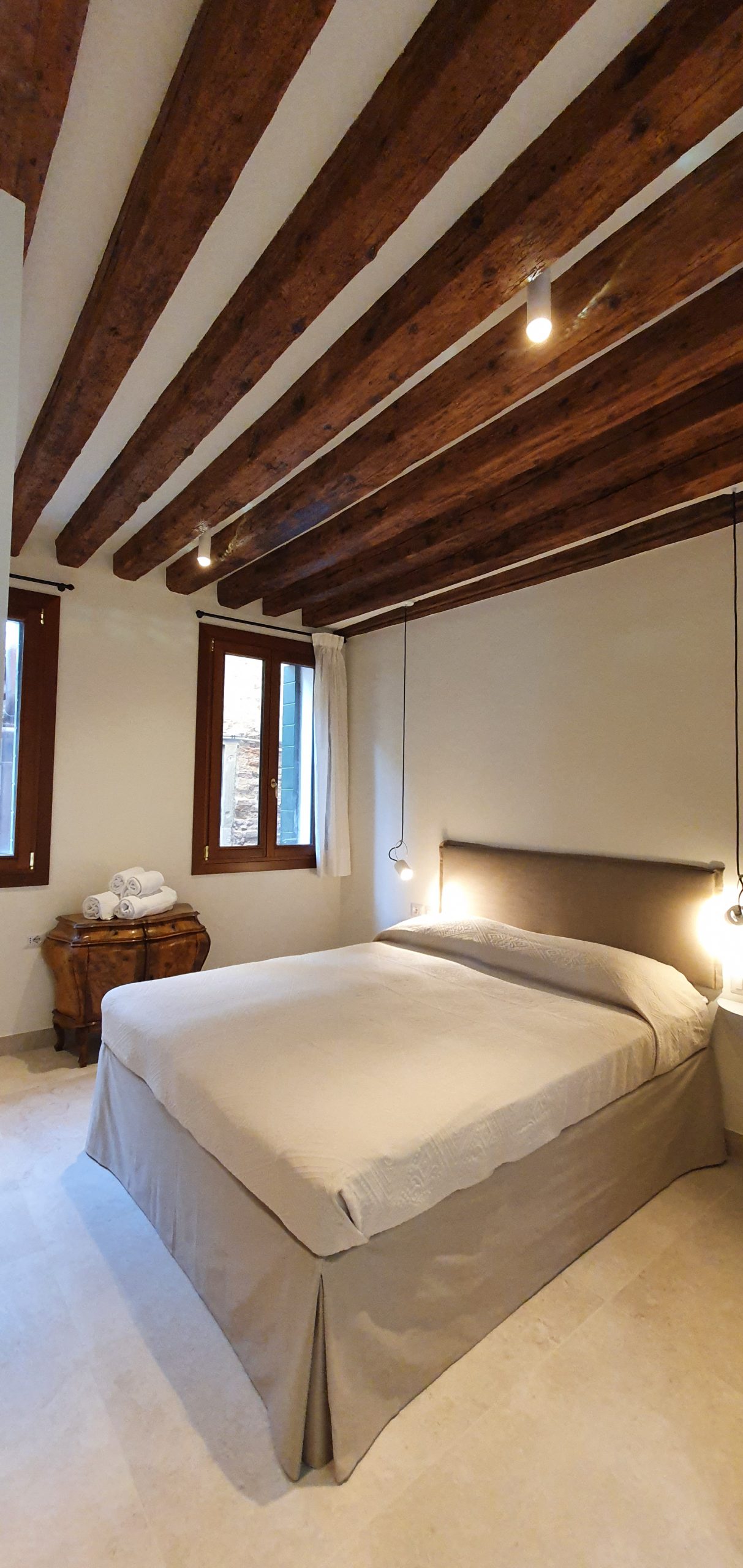 Camera da letto matrimoniale con travi di legno a vista a Venezia