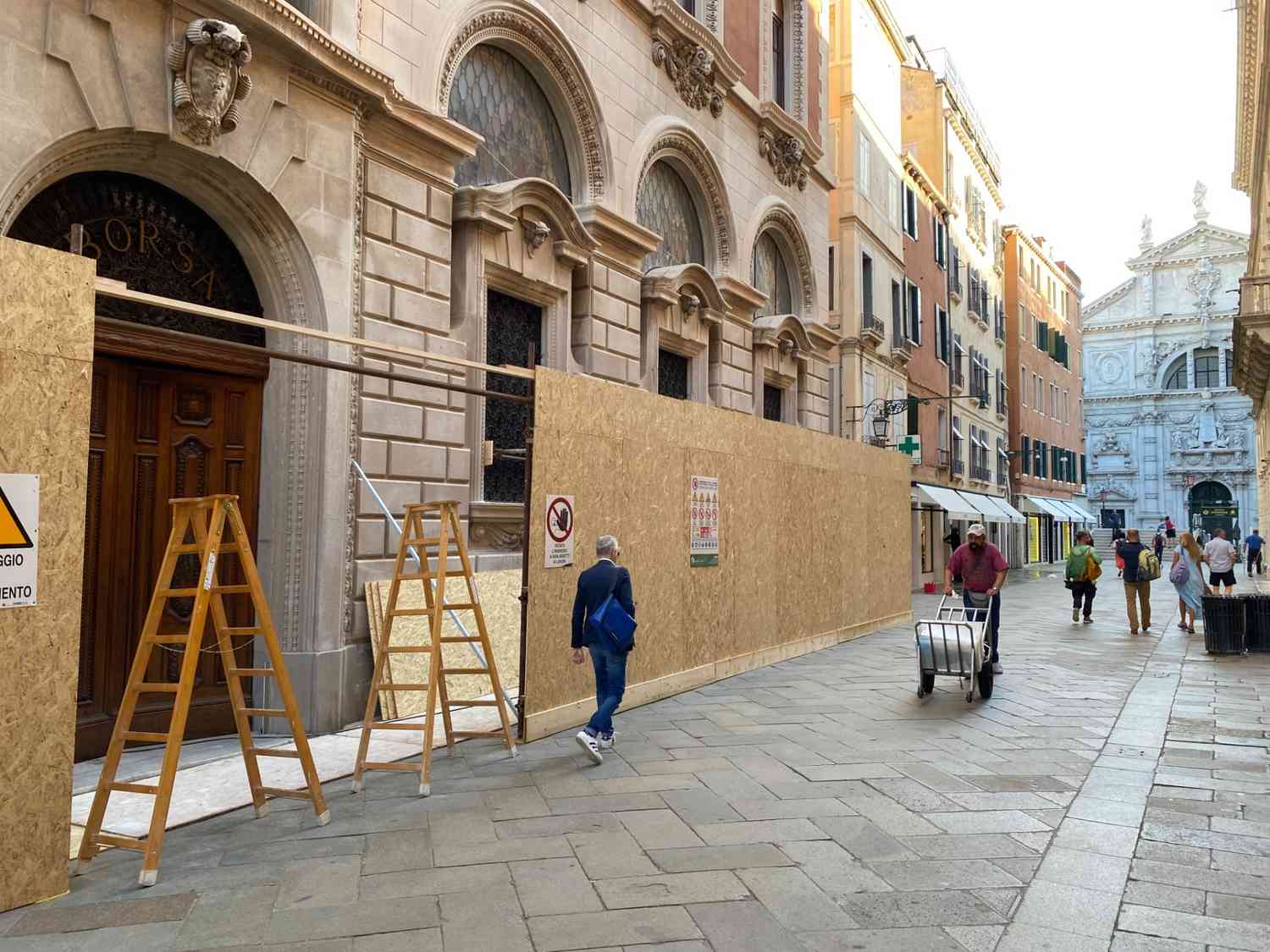 Allestimento cantiere in Calle Larga XXII Marzo per restauro facciata Palazzo della Borsa a Venezia
