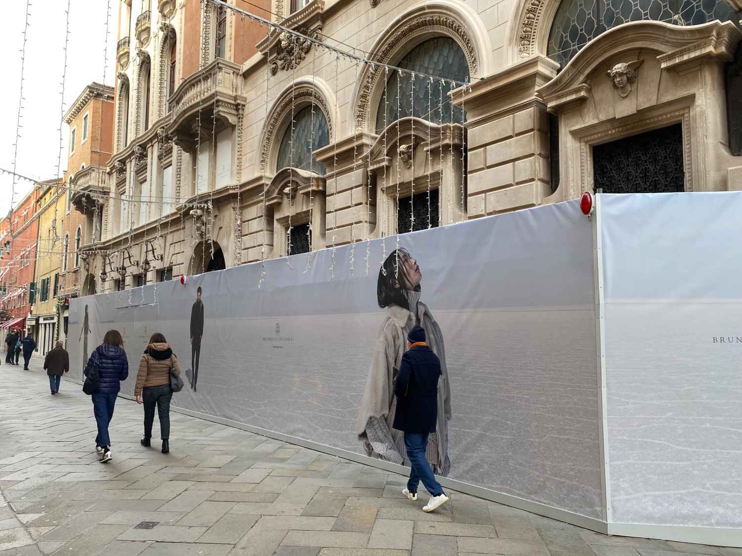Cantiere allestito in Calle Larga XXII Marzo per restauro facciata Palazzo della Borsa a Venezia