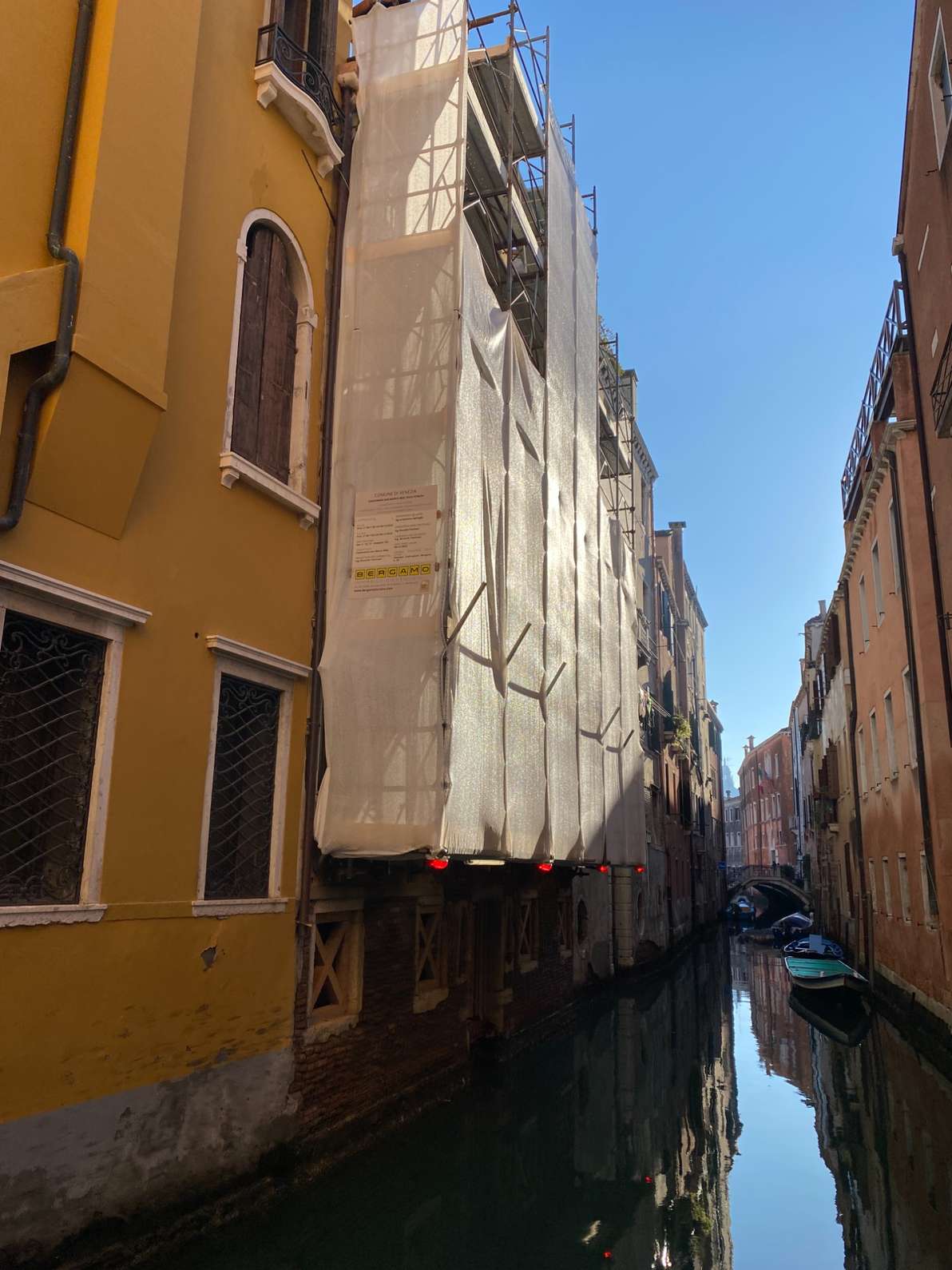 Ponteggi su rio per rispristino intonaci facciata a Venezia