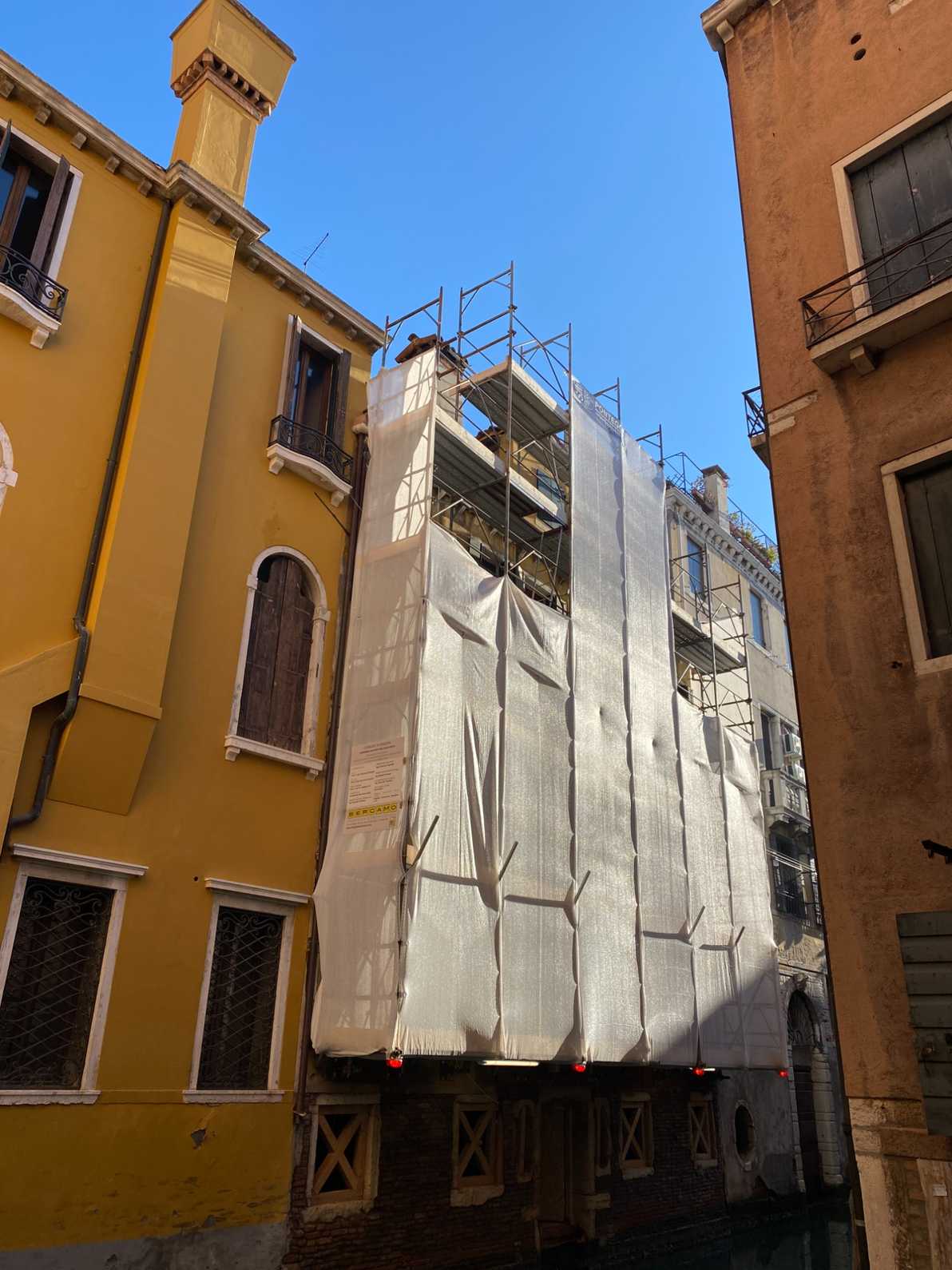 Installazione ponteggi su rio per rispristino intonaci facciata a Venezia