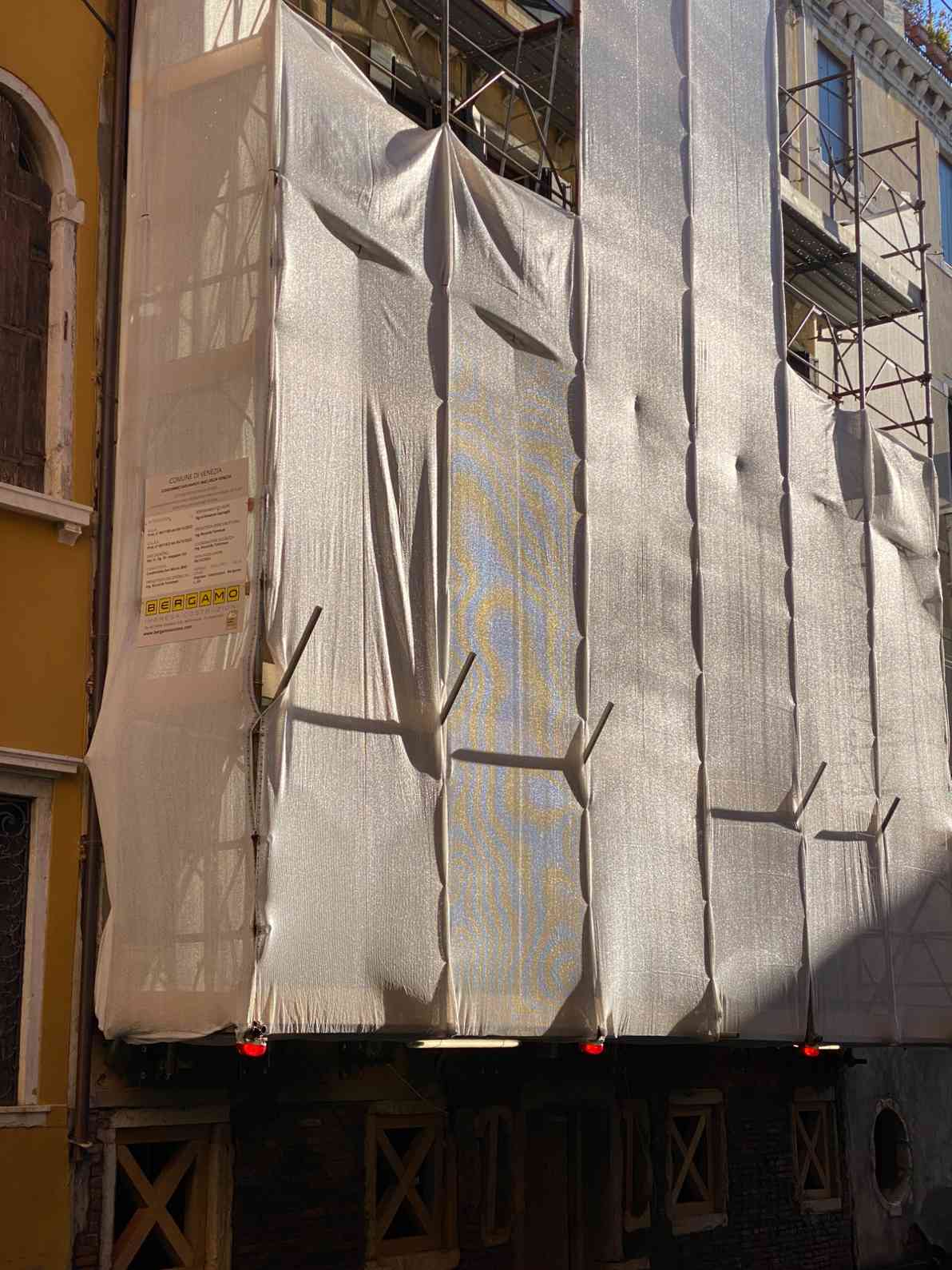 Installazione ponteggi su rio per rispristino intonaci facciata a Venezia
