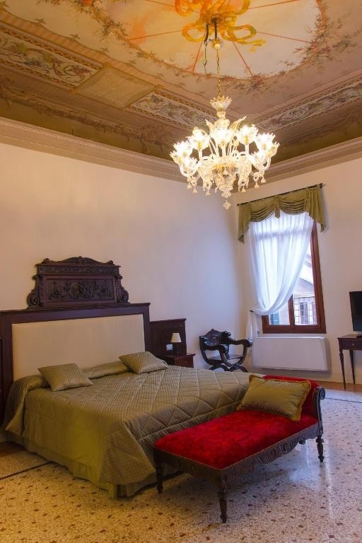 Stanza hotel con pavimento alla veneziana e soffitto affrescato a Venezia