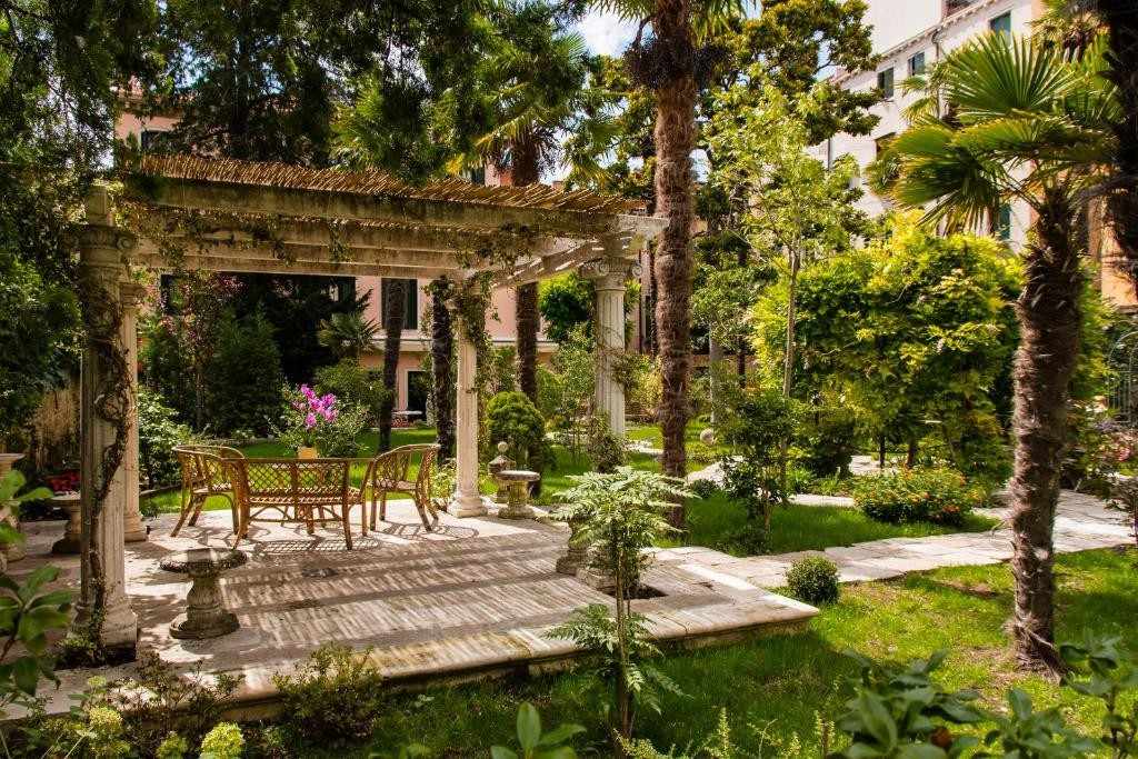 Pompeiana di pietra in giardino con rampicanti a Venezia