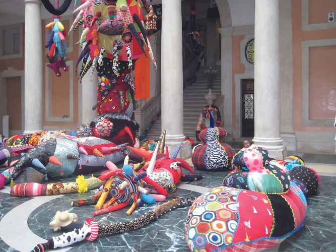 Installazione all'interno della corte interna del palazzo a Venezia 