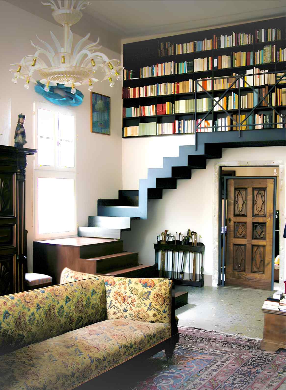 Soggiorno con libreria e scala per accedervi a Venezia