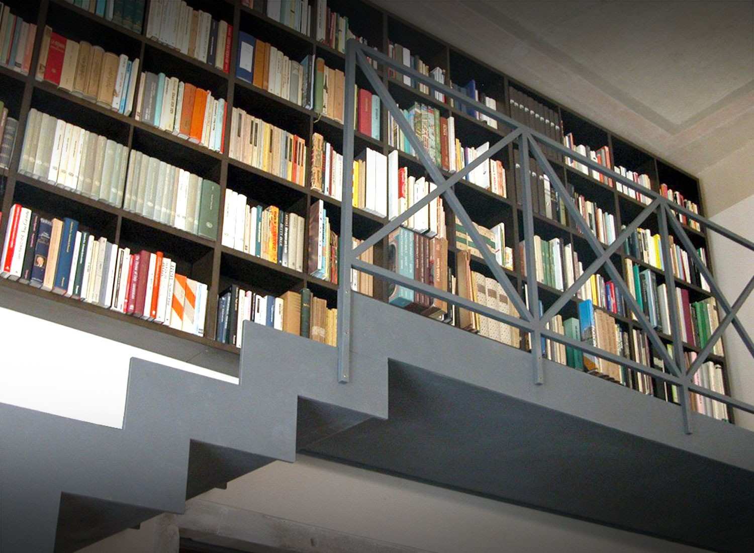 Libreria sospesa con scala per raggiungerla a Venezia