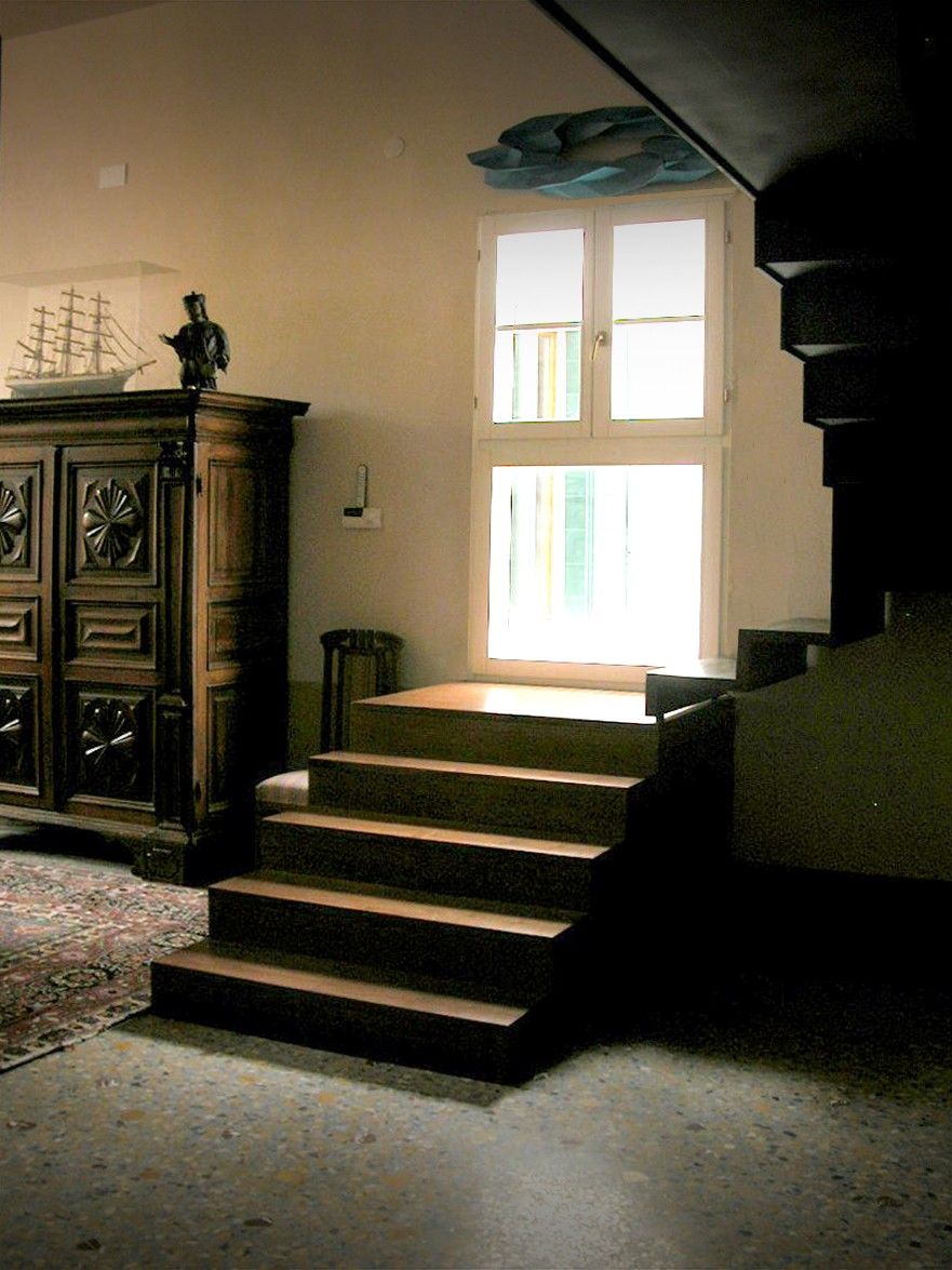 Scala per raggiungere libreria sospesa a Venezia