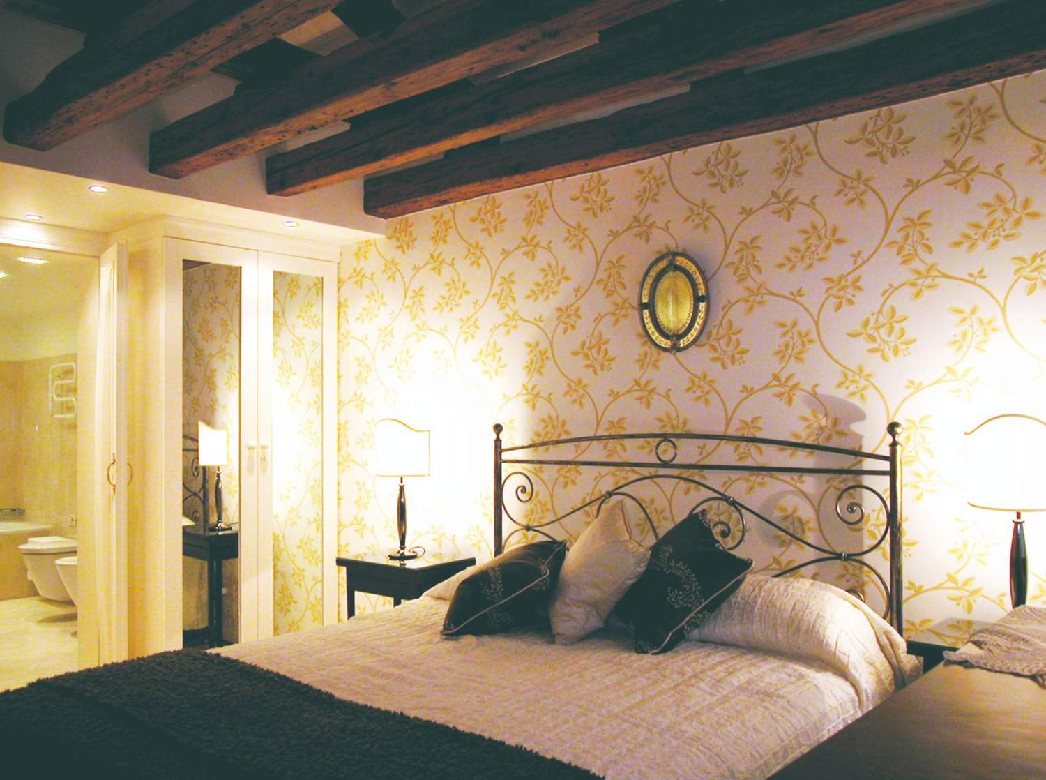 Stanza da letto con carta da parati in stile Liberty a Venezia