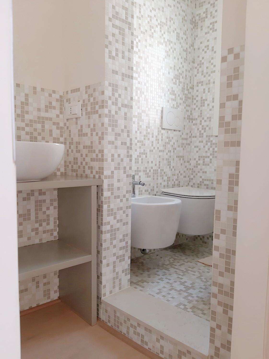 Bagno con piastrelle effetto mosaico a Venezia
