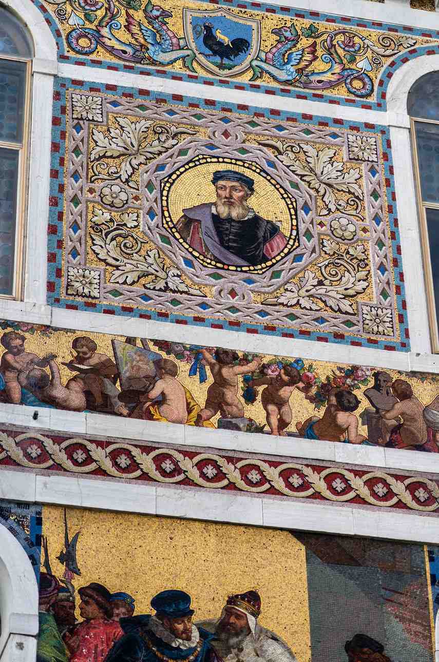 Mosaico lapideo ed in vetro dorato facciata Palazzo Barbarigo a Venezia