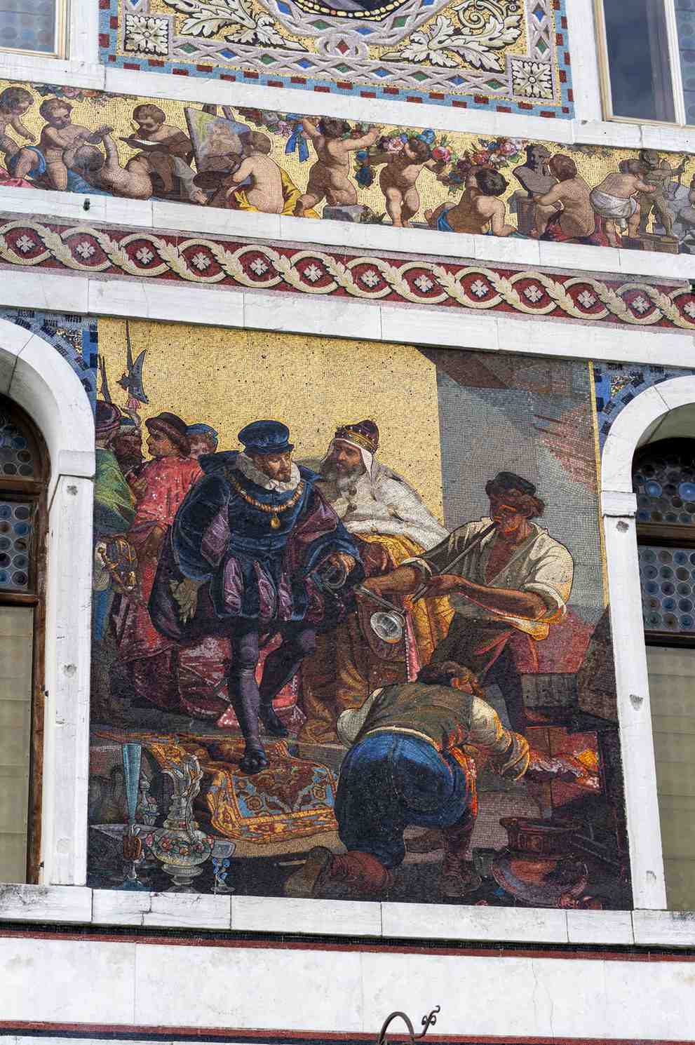 Mosaico lapideo ed in vetro dorato facciata Palazzo Barbarigo a Venezia