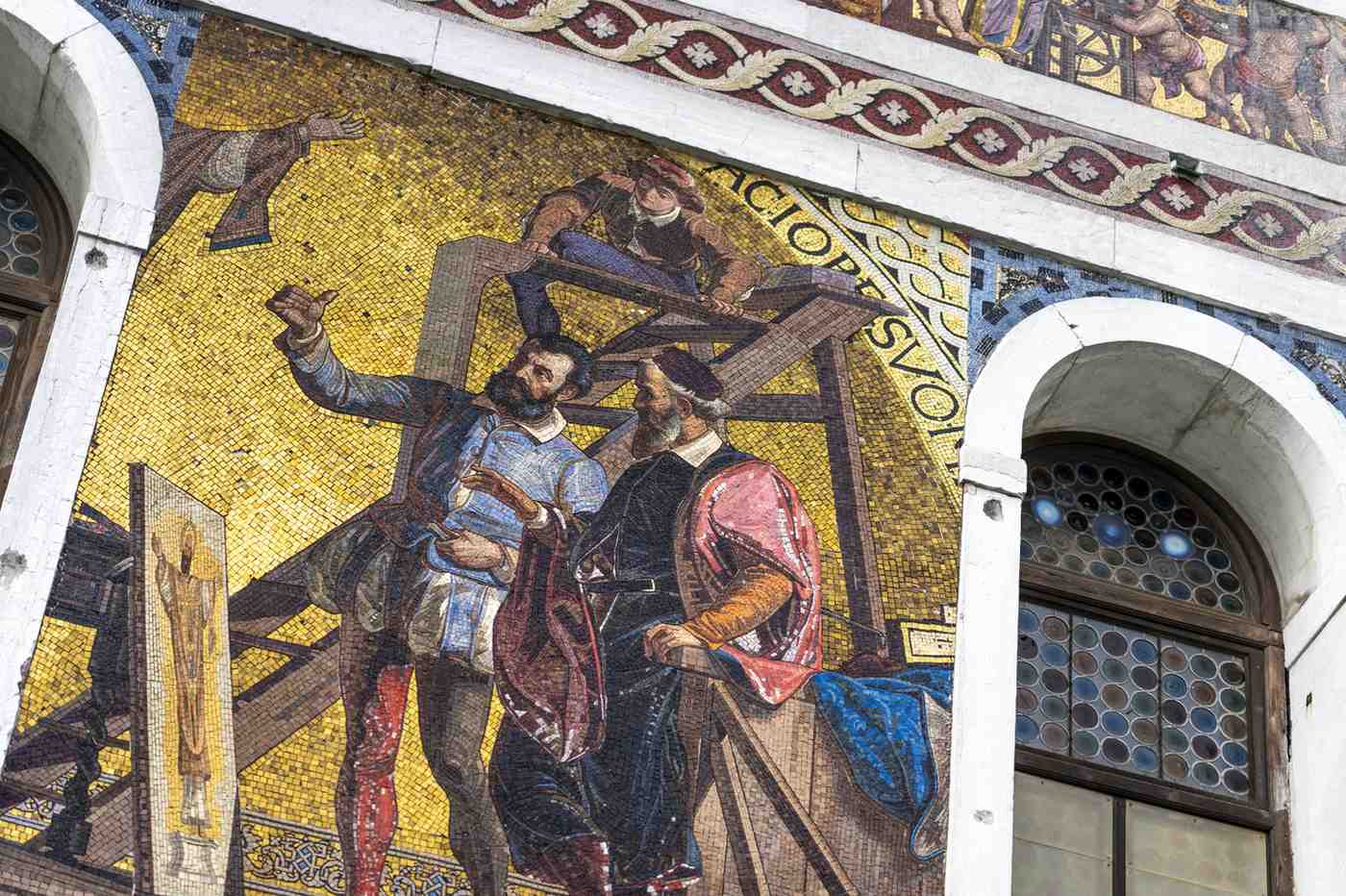 Mosaico lapideo ed in vetro dorato facciata Palazzo Barbarigo a Venezia