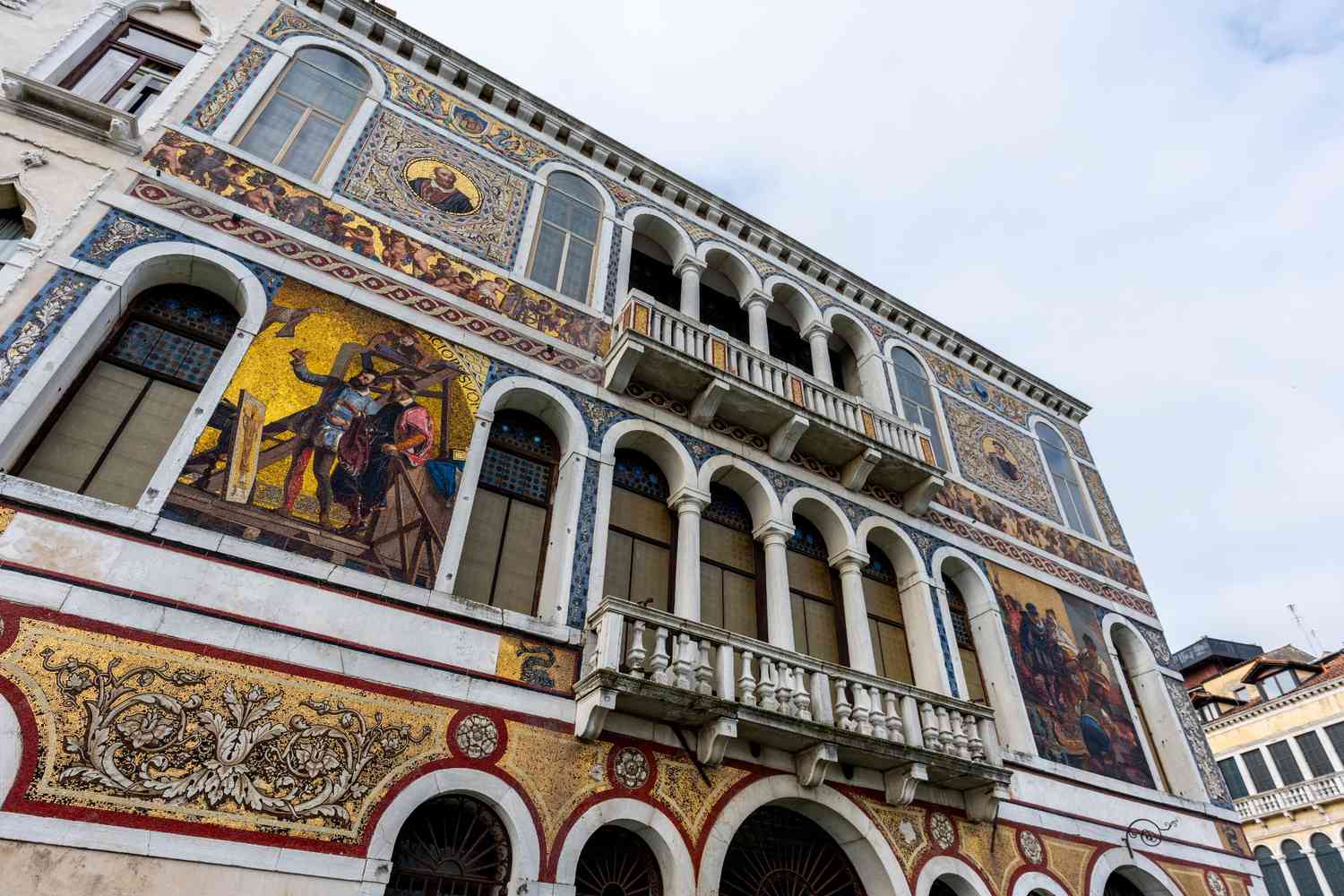 Mosaico lapideo ed in vetro dorato facciata Palazzo Barbarigo a Venezia