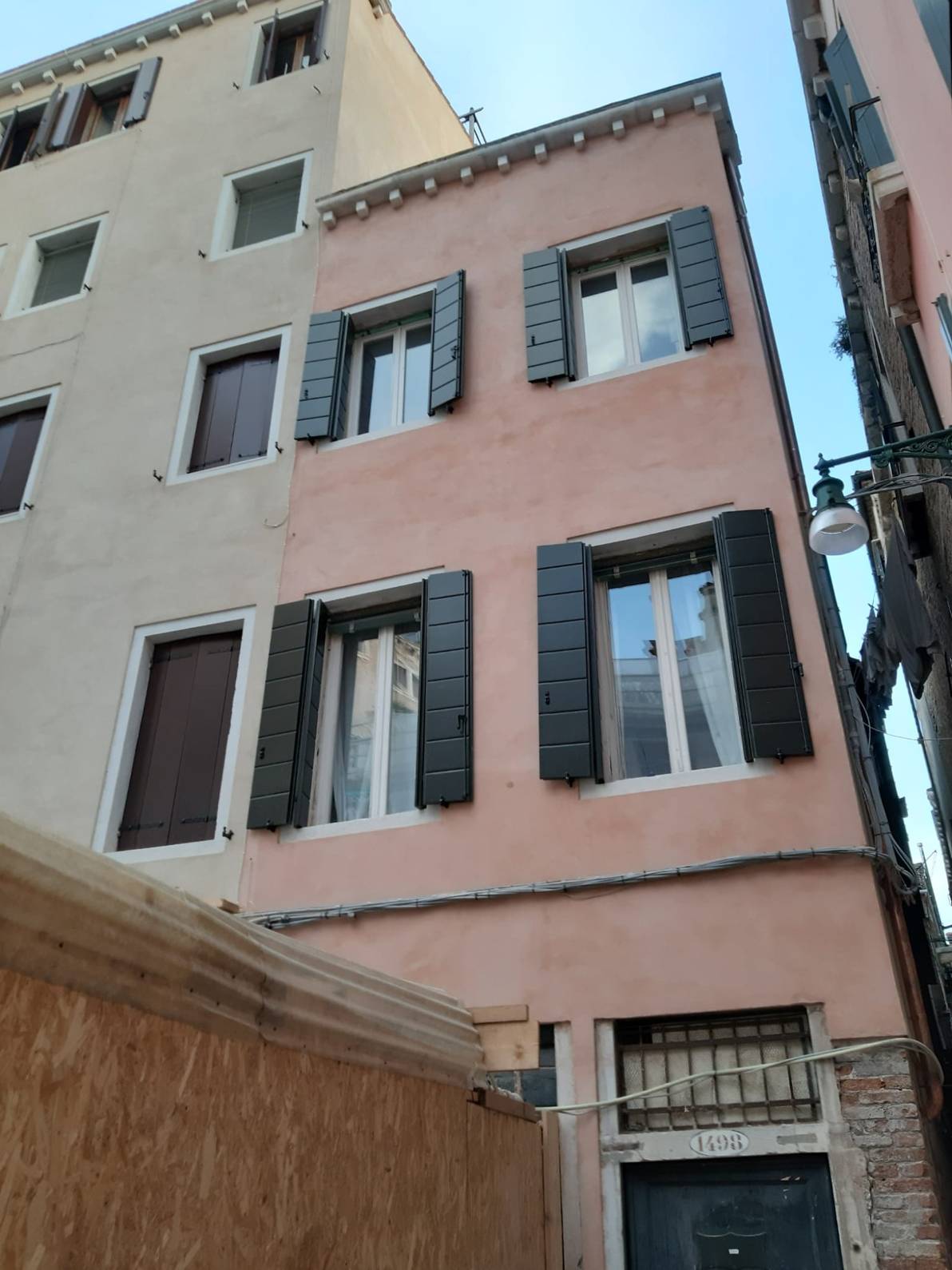 Facciata palazzo post-restauro a Venezia