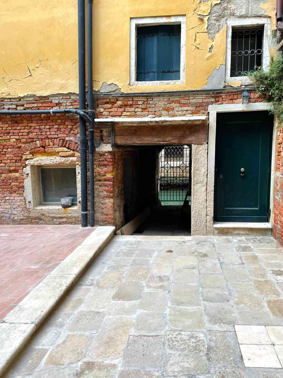 Intonaco degradato pre-restauro a Venezia