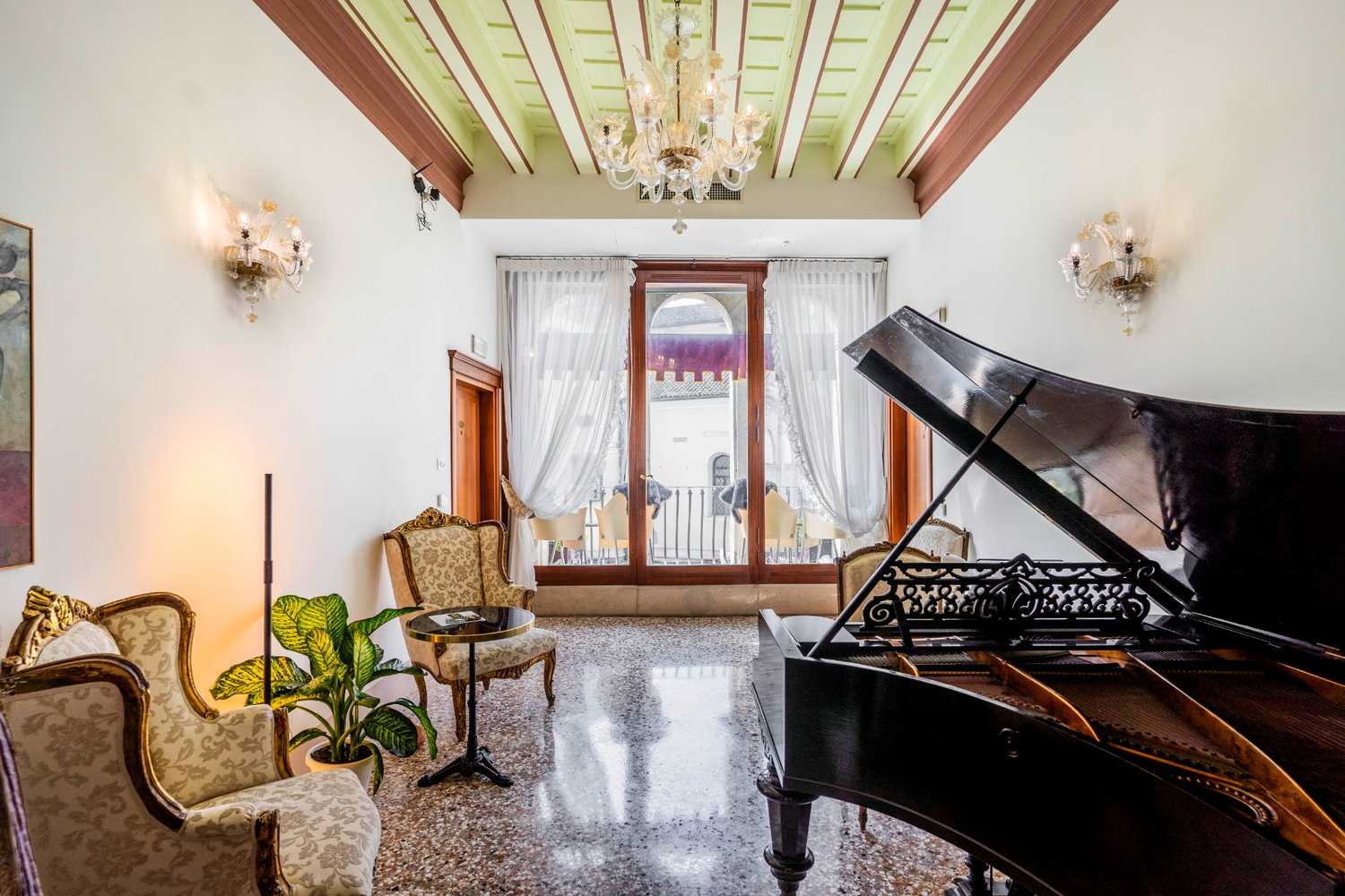 Stanza con affaccio su campo con pavimento alla veneziana e travi soffitto decorate a Venezia
