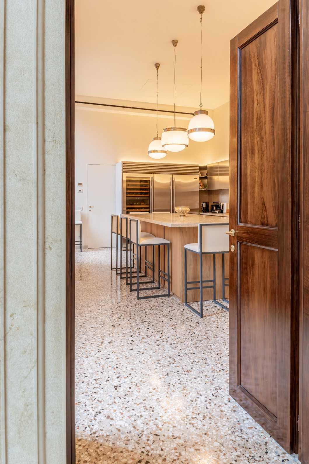 Cucina su misura con terrazzo alla veneziana a Venezia