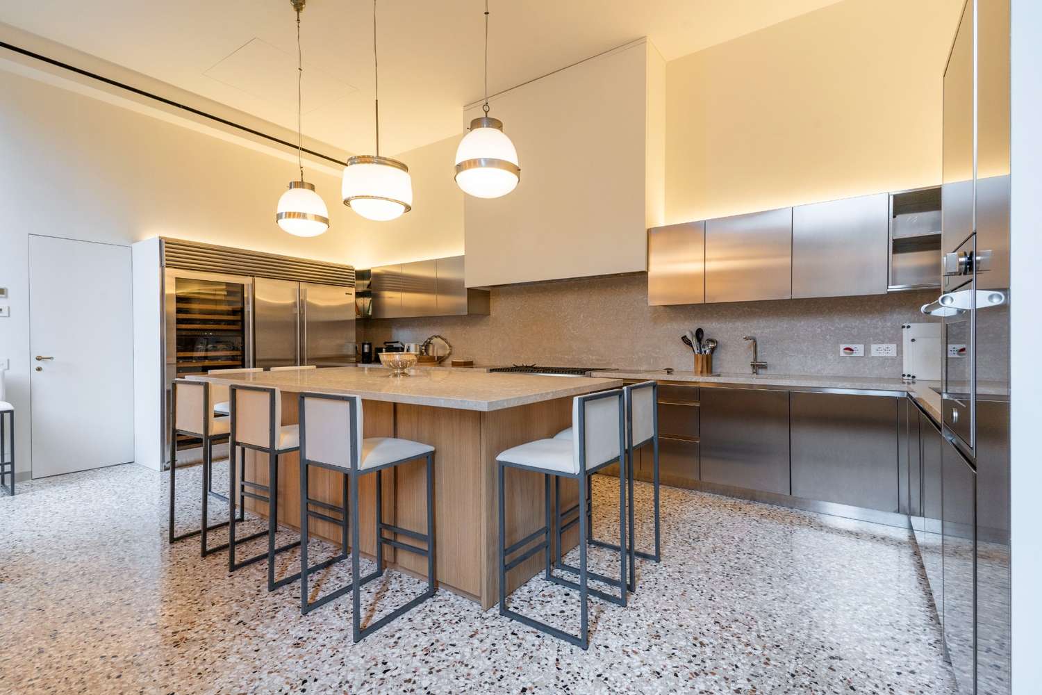 Cucina su misura con terrazzo alla veneziana a Venezia