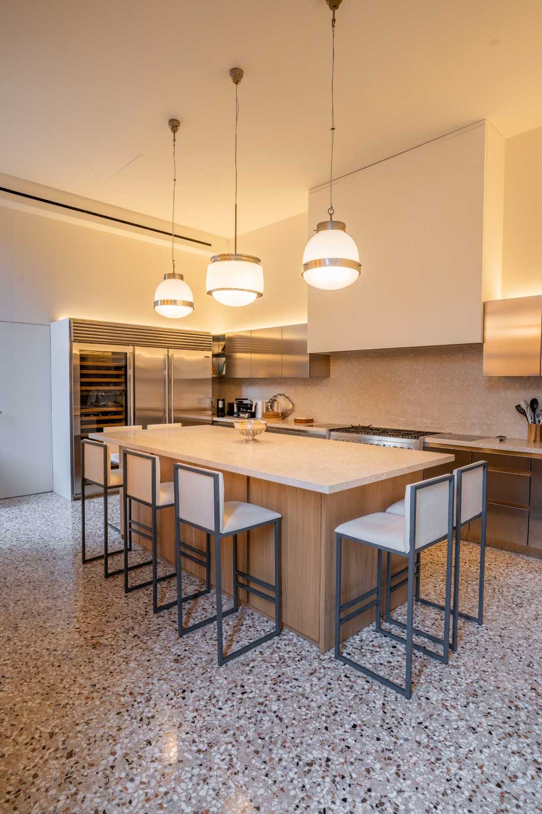 Cucina su misura con terrazzo alla veneziana a Venezia