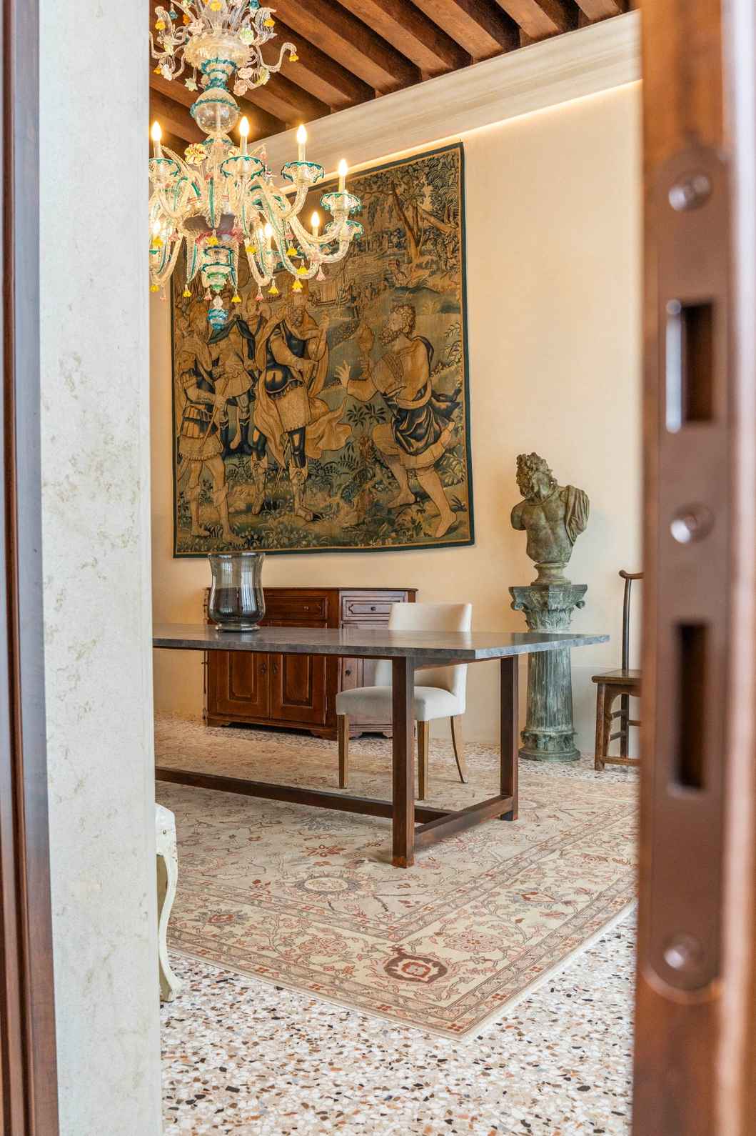 Salone intonacato a marmorino e lampadario in vetro di Murano a Venezia
