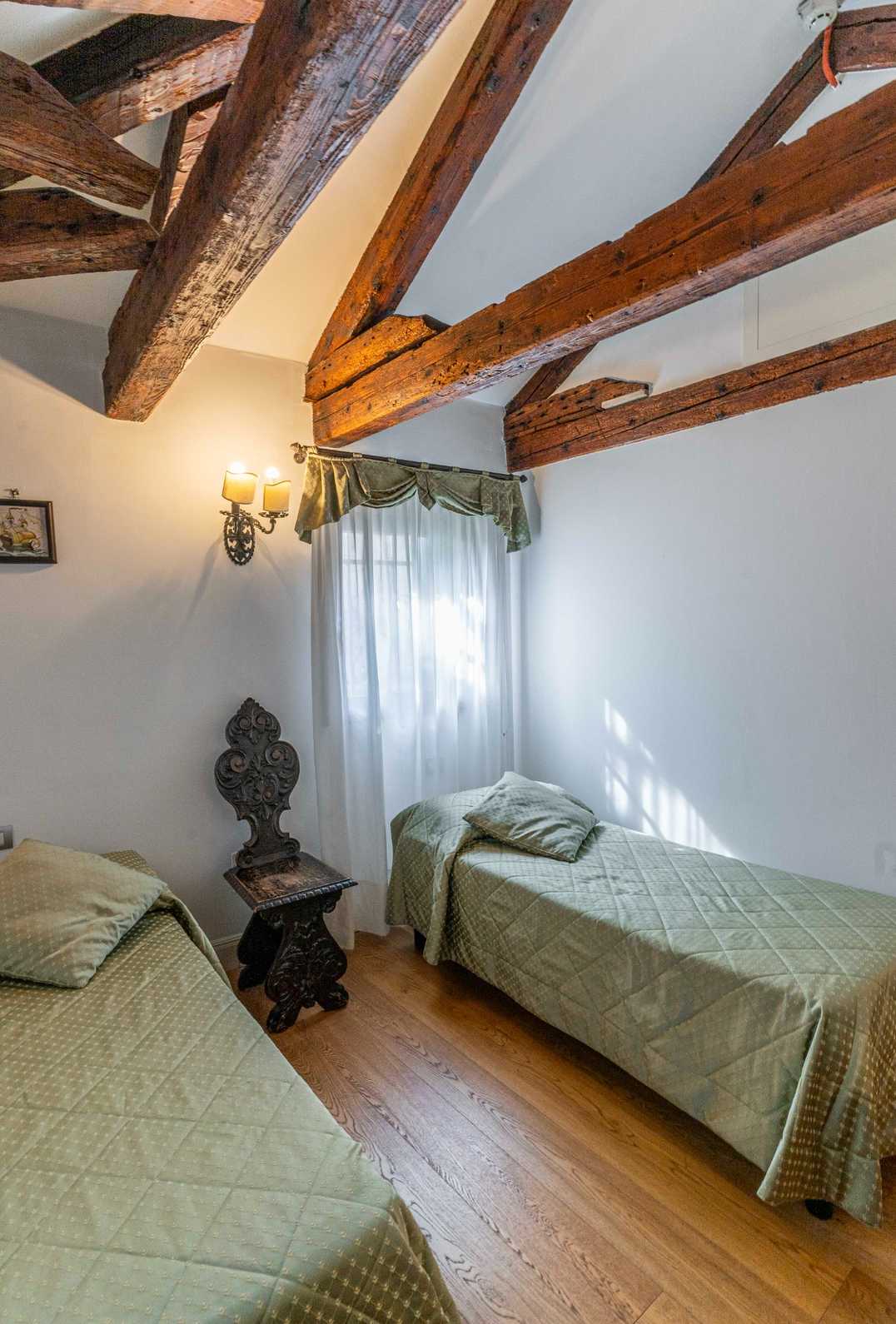 Camera doppia con travi a vista a Venezia