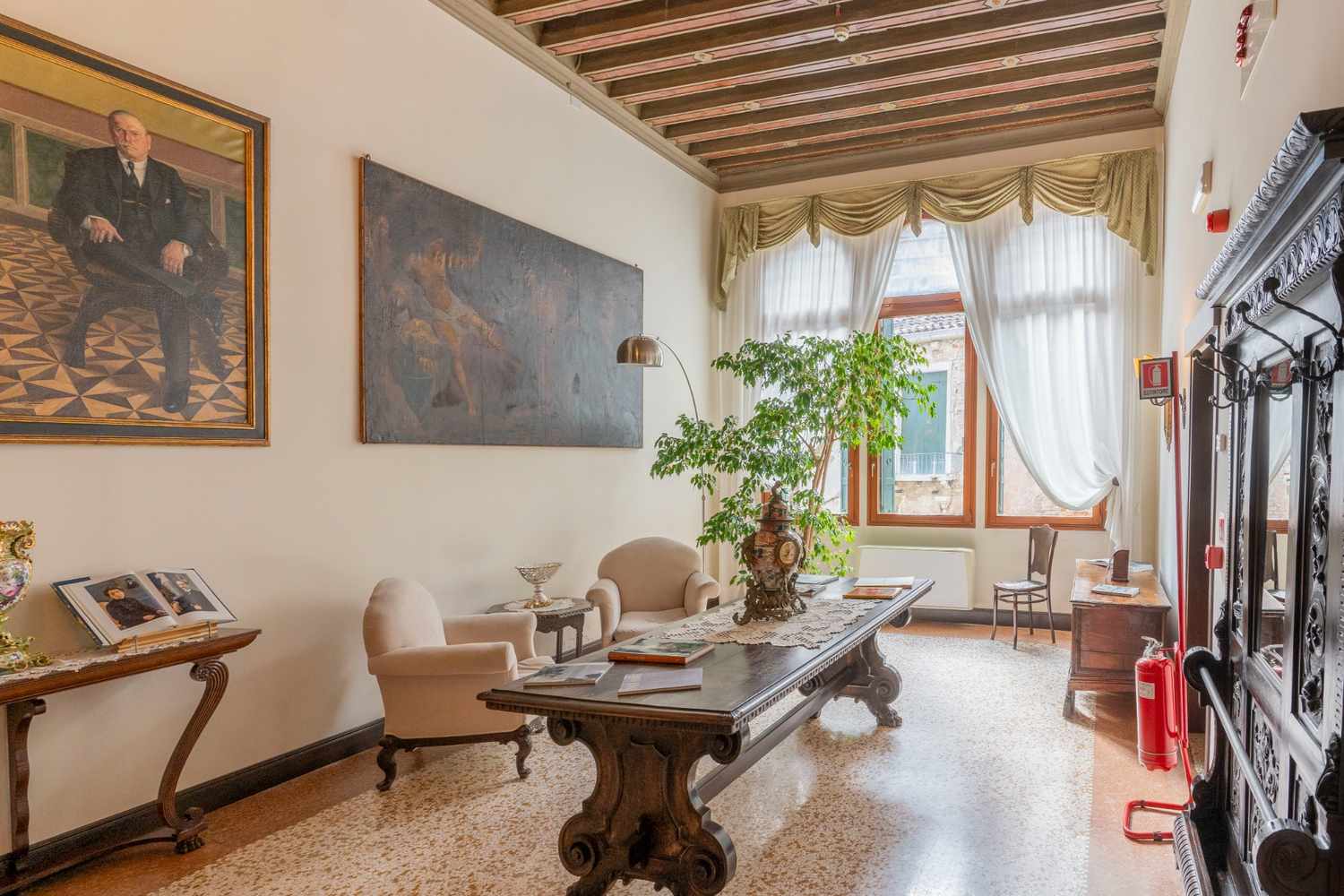 Salone con pavimento alla veneziana e travi solaio decorate a vista a Venezia