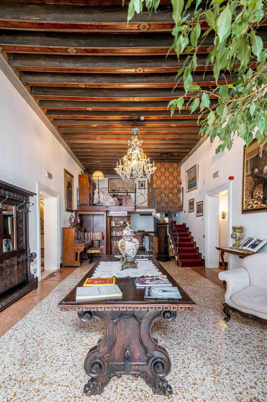 Salone con pavimento alla veneziana e travi solaio decorate a vista a Venezia