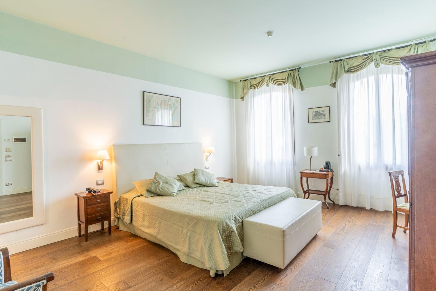 Stanza matrimoniale con parquet a Venezia