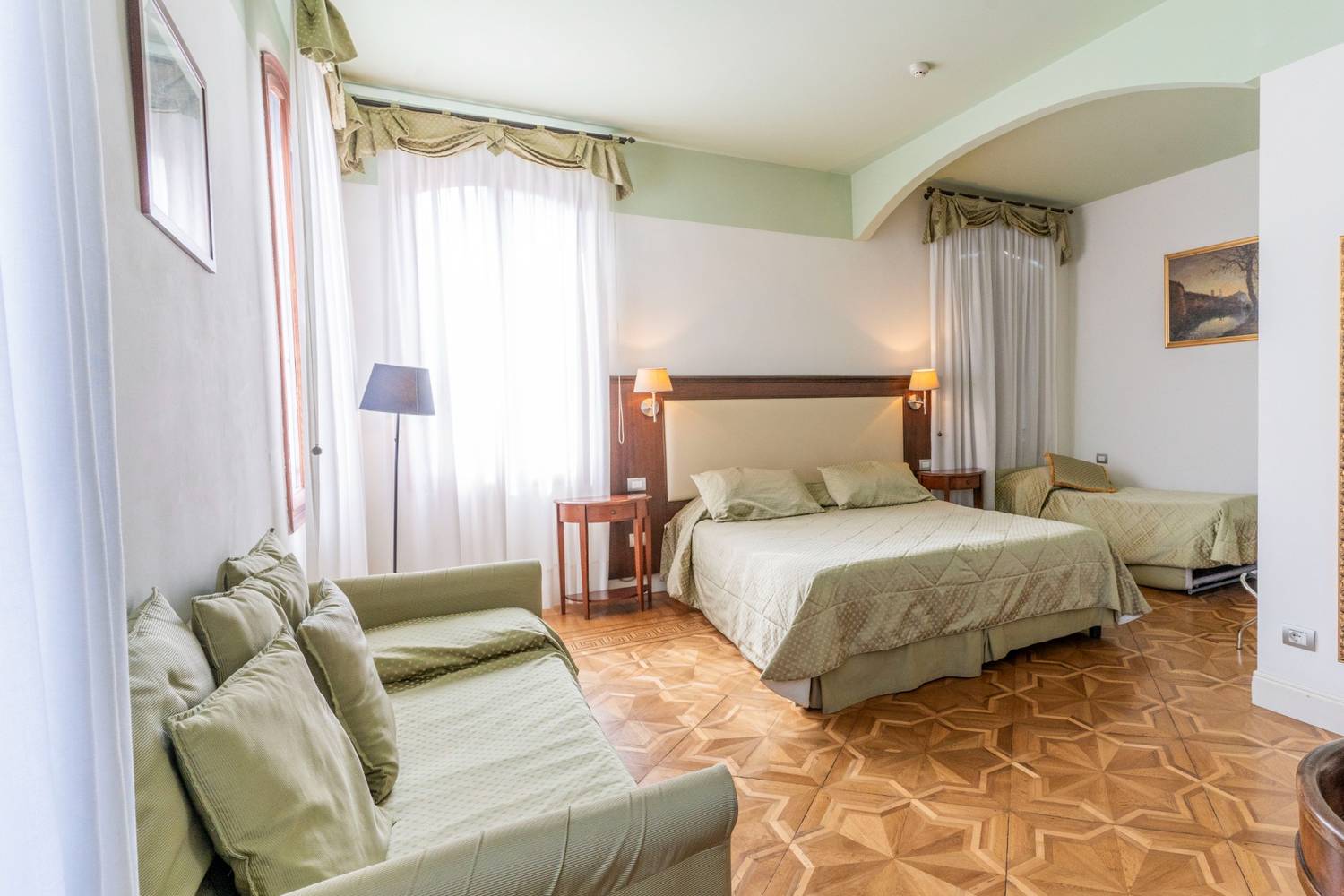 Stanza tripla con pavimento in parquet a Venezia