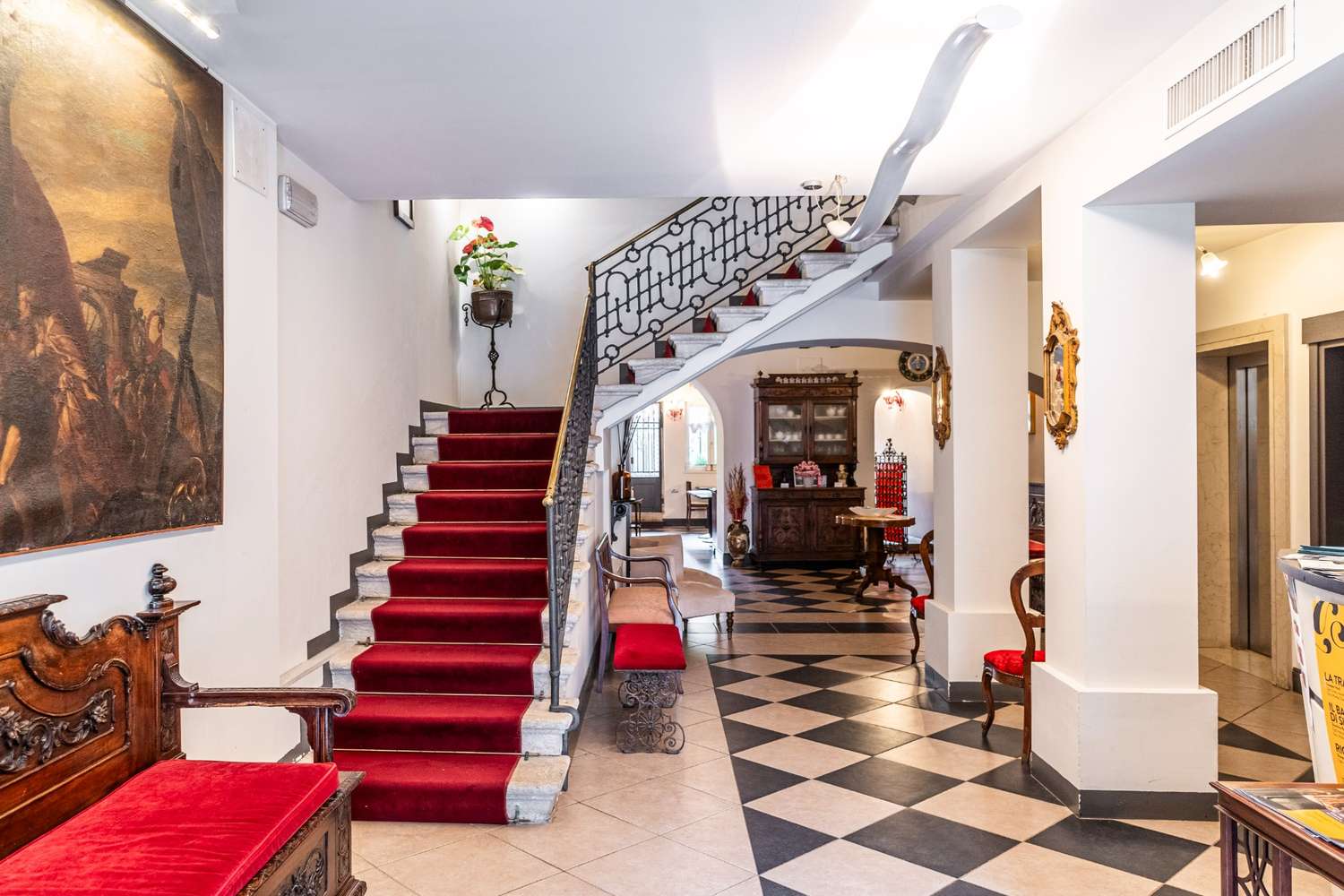 Lobby hotel con pavimenti e scale in pietra a Venezia