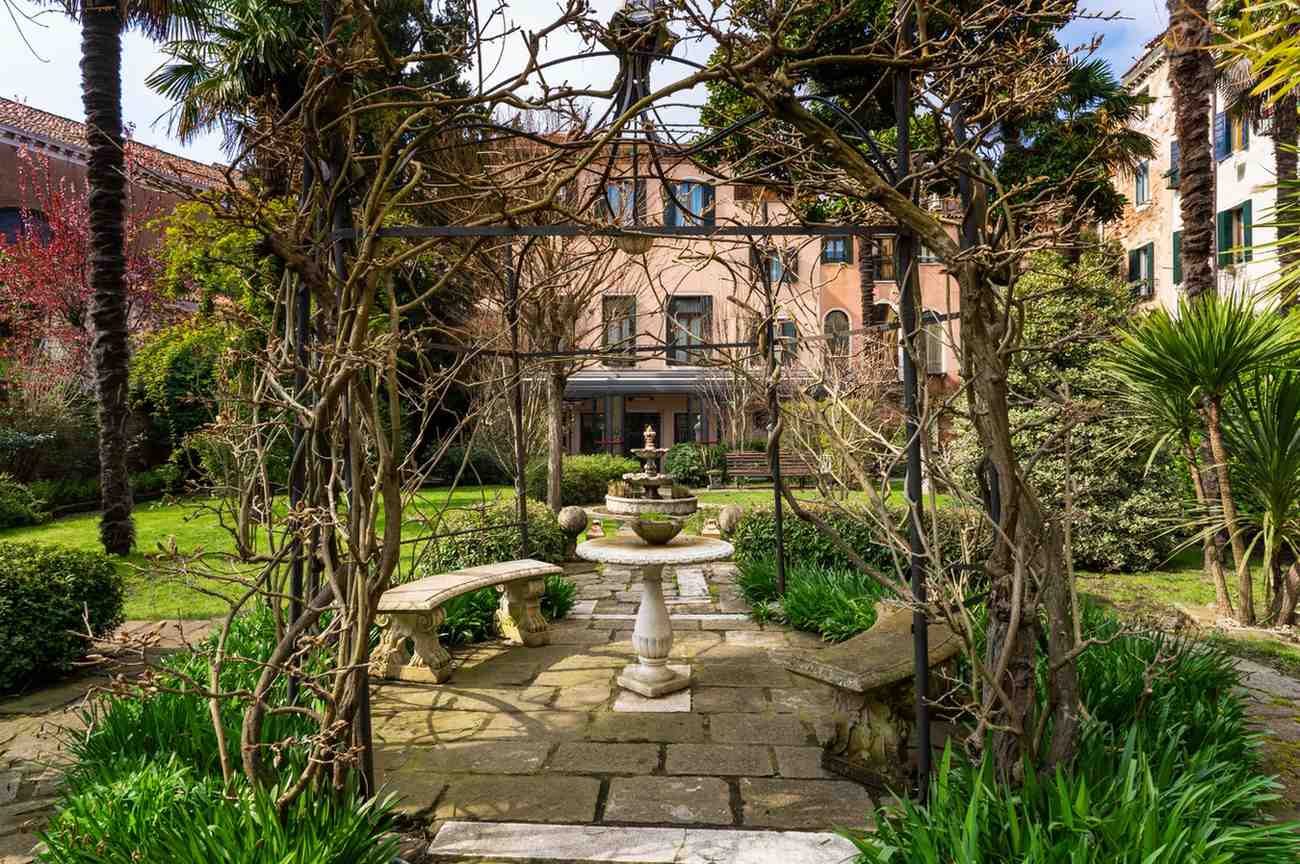 zona sosta con struttura per rampicanti giardino a Venezia