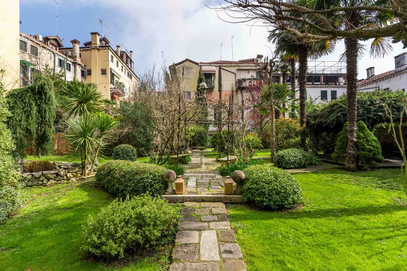 zona sosta con struttura per rampicanti giardino a Venezia