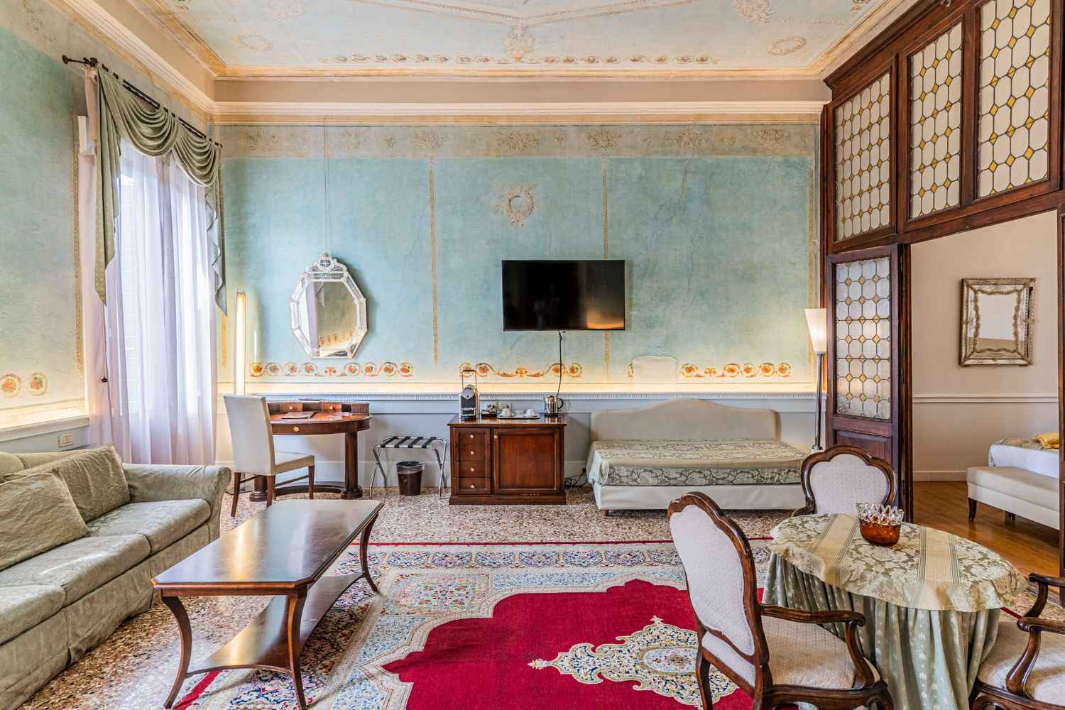 Camera con pareti e soffitto affrescati a Venezia