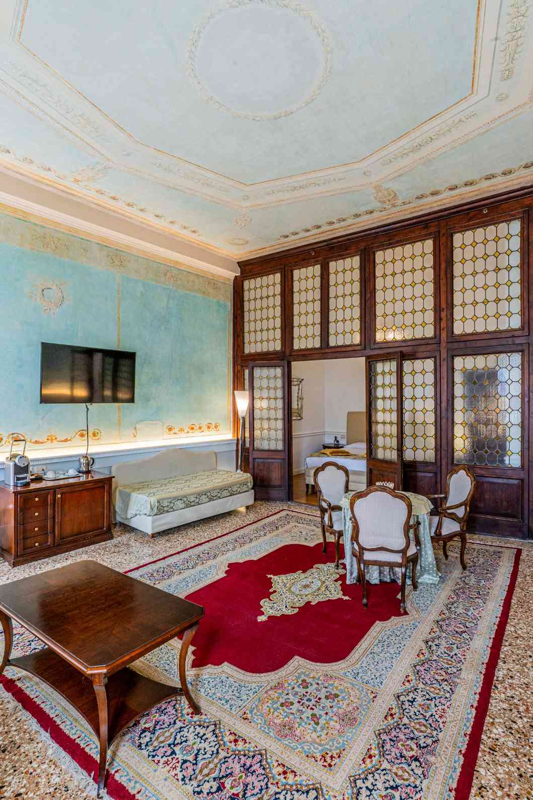 Salotto suite con terrazzo alla veneziana a Venezia