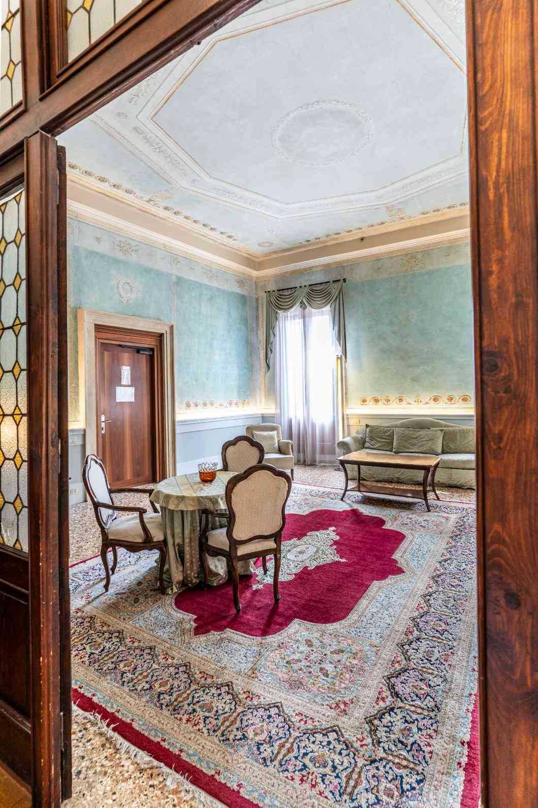 Camera con pareti e soffitto affrescati a Venezia
