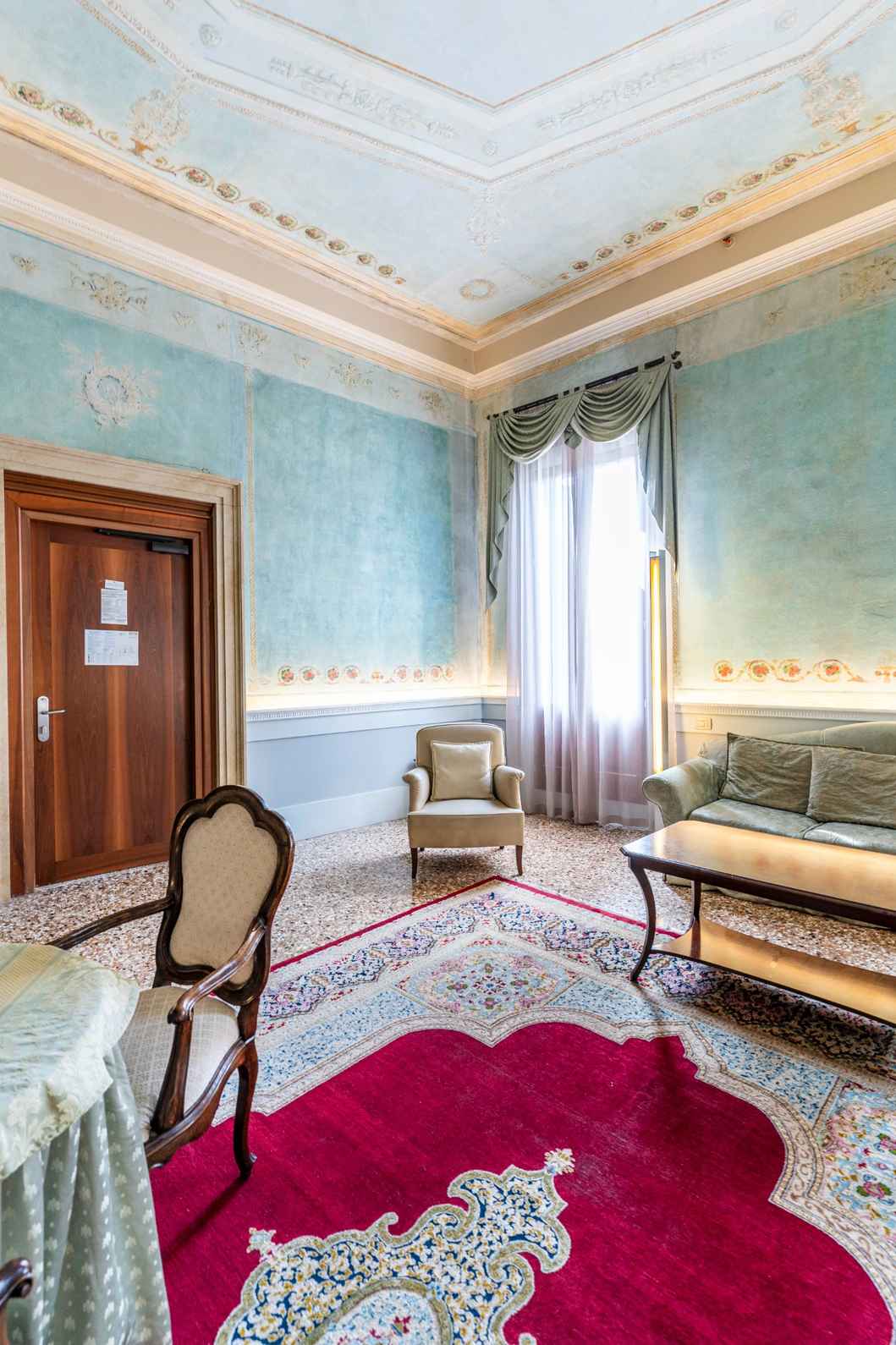 Camera con pareti e soffitto affrescati a Venezia