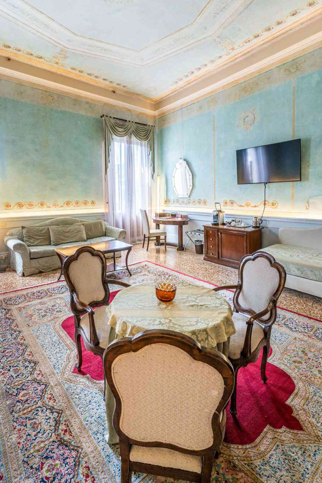 Camera con pareti e soffitto affrescati a Venezia