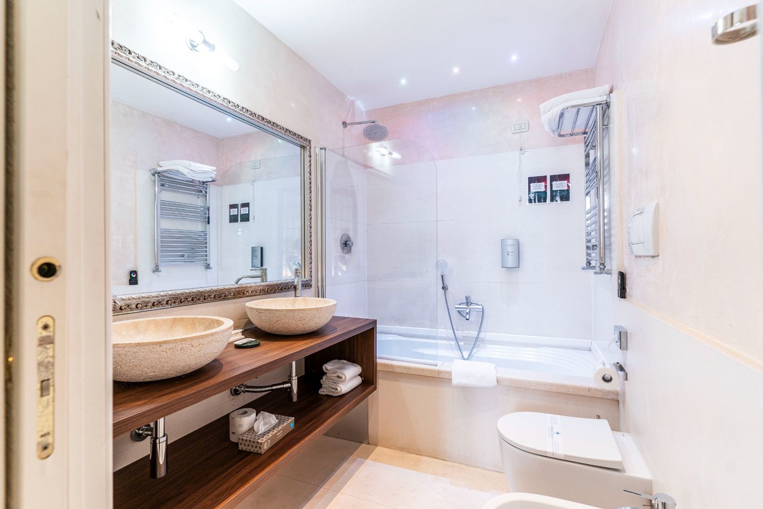 Bagno camera con elementi di legno e pietra a Venezia
