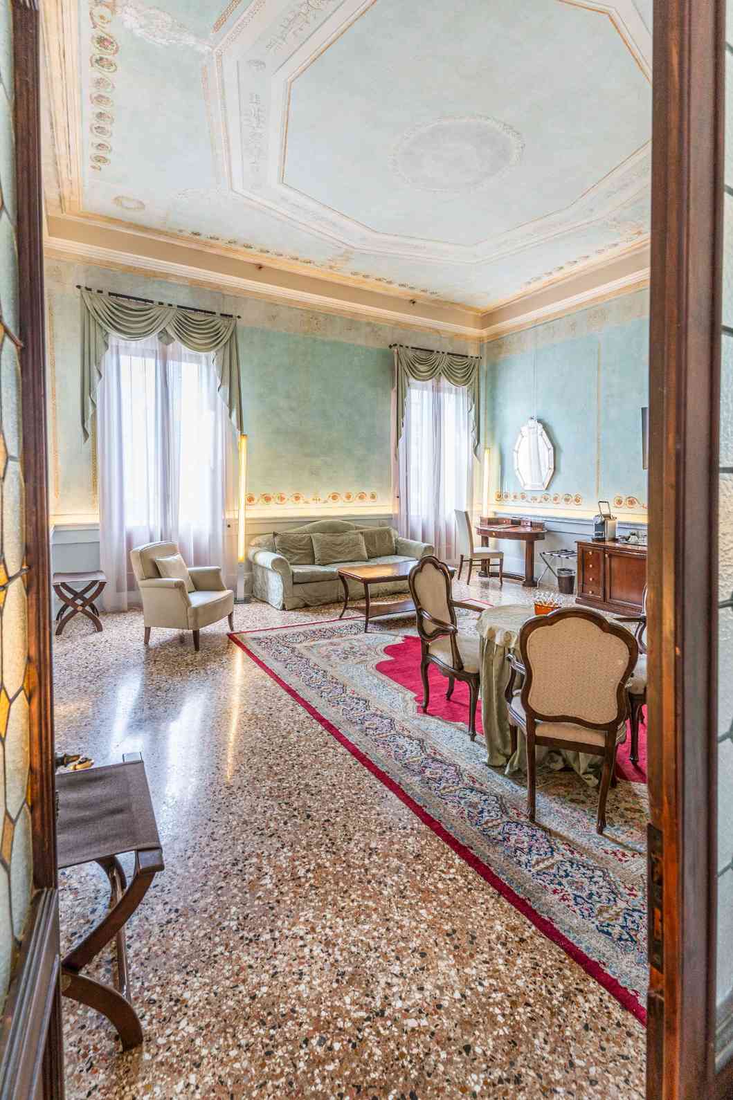 Camera con pareti e soffitto affrescati a Venezia