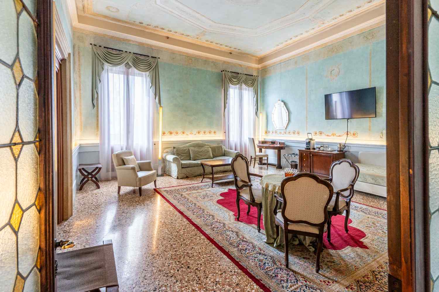 Camera con pareti e soffitto affrescati a Venezia