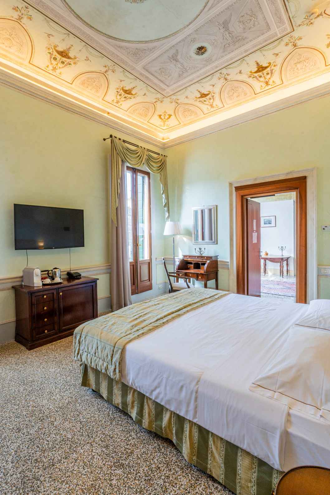 Camera con pareti e soffitto affrescati a Venezia